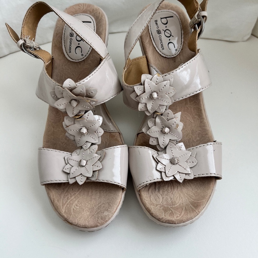 Born BOC Concepts cushioned sole with flowers size 7  S03/650